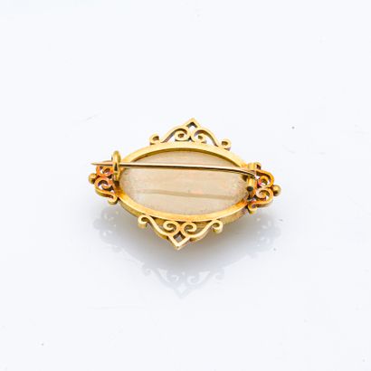 null 
18-carat (750 thousandths) yellow gold brooch adorned with a cabochon opal...
