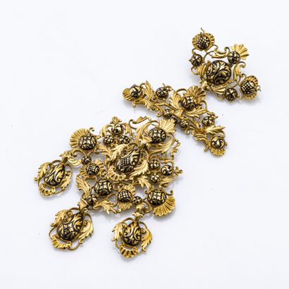 null Pendentif en or jaune 18 carats (750 millièmes) orné d'un décor de rinceaux...