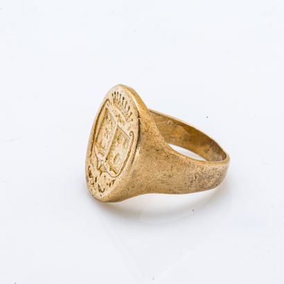 null Knight's ring in vermeil (800 thousandths) engraved with two coats of arms,...