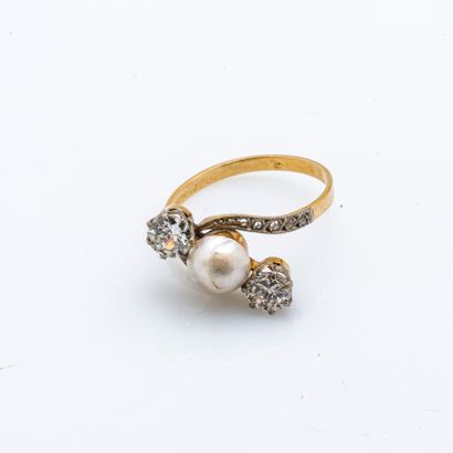null 18 karat (750 thousandths) yellow gold ring set with a pearl with two round...