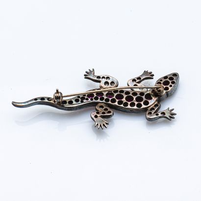 null Broche lézard en or gris 9 carats (375 millièmes) sertie de diamants taillés...