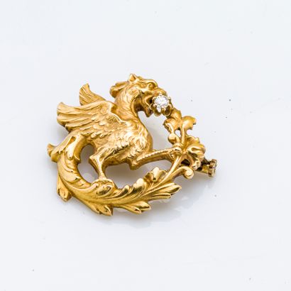 null 18 karat (750 thousandths) yellow gold brooch stylizing a winged chimera holding...