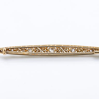 null 
Broche barrette en or jaune 14 carats (750 millièmes) ornée d'une succession...