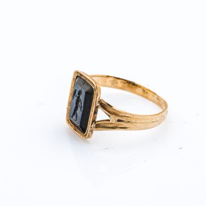 null 18 karat (750 thousandths) yellow gold ring set with a blue agate intaglio representing...