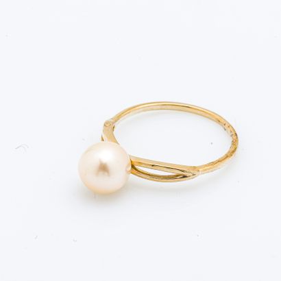 null Solitaire ring in 9 carat yellow gold (375 thousandths) with a cultured pearl...