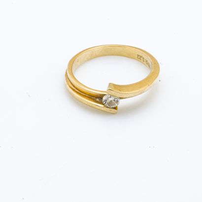 null 18 karat (750 thousandths) yellow gold ring set with a round diamond.

Finger...