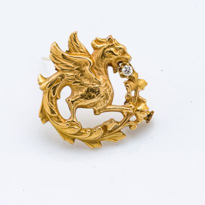 null 18 karat (750 thousandths) yellow gold brooch stylizing a winged chimera holding...