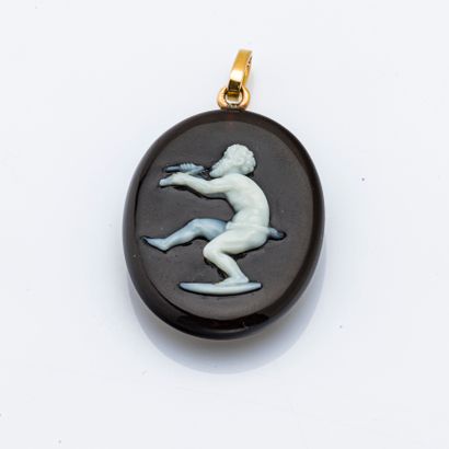 null Pendant in 18 karat yellow gold (750 thousandths) adorned with a cameo on onyx...