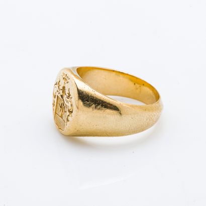 null Knight's ring in 18-carat (750 thousandths) yellow gold engraved with the Arms...