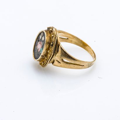 null 18 karat (750 thousandths) yellow gold signet ring set with a micro-marquetry...