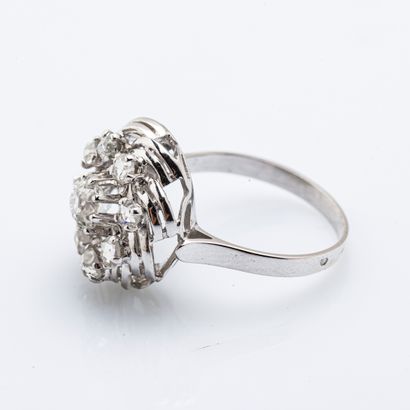 null Bague fleur en or gris 18 carats (750 millièmes) sertie d’un diamant de taille...