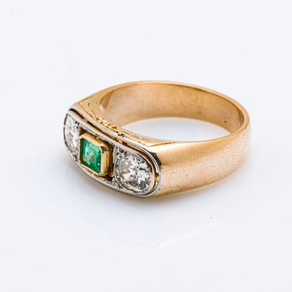 null 14 karat (585 thousandths) yellow gold garter ring set with an emerald shouldered...