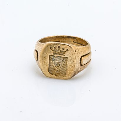 null Knight's ring in vermeil (800 thousandths) engraved with a coat of arms, "Azure,...
