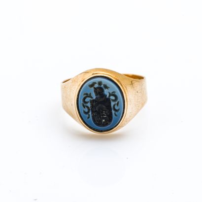 null Knight's ring in 18 karat yellow gold (750 thousandths) engraved with a blue...