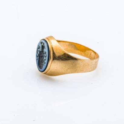 null Knight's ring in 18 karat yellow gold (750 thousandths) engraved with a blue...