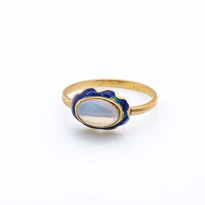 null 18 karat (750 thousandths) yellow gold ring set with an opal surrounded by a...