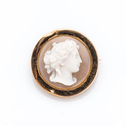 null Round 18K yellow gold brooch decorated with an agate cameo depicting the profile...
