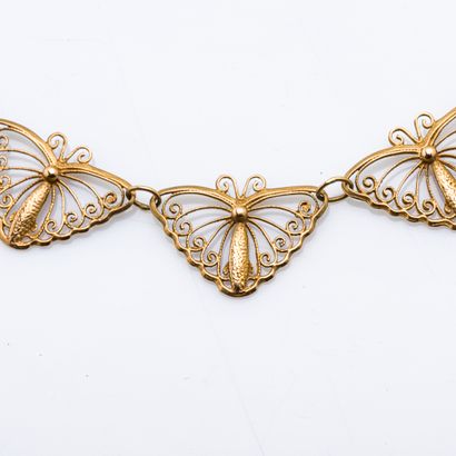 null Collier en or jaune 18 carats (750 millièmes) orné de sept motifs de papillons...