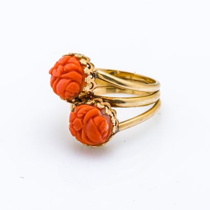 null 18 karat (750 thousandths) yellow gold ring decorated with two coral cabochons...