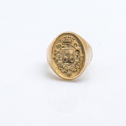 null Knight's signet ring in vermeil (800 thousandths) engraved with a coat of arms...