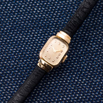 BOUCHERON Ladies' watch in 18-carat yellow gold (750 thousandths), rectangular case,...