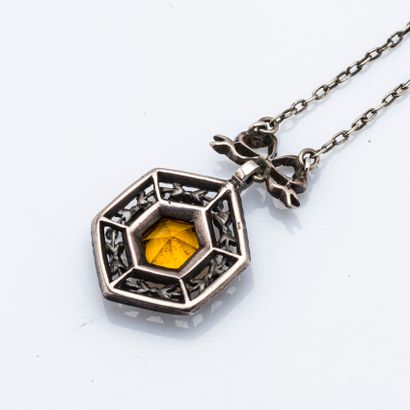 null Chain and its silver pendant (800 thousandths) adorned with a hexagonal orange...