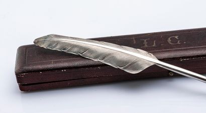 null Silver nib (800 thousandths) stylizing a goose quill.

Accompanied by its case...