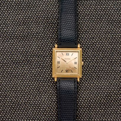 BOUCHERON, vers 1960 Montre bracelet carrée en or jaune 18 carats (750 millièmes)...