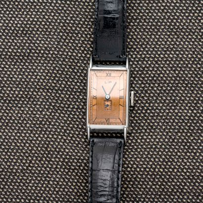 null LIP - T18, vers 1930 

Montre bracelet rectangulaire en métal chromé. Cadran...