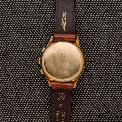 VENUS Montre bracelet chronographe en or jaune 18 carats (750 millièmes). Le cadran...