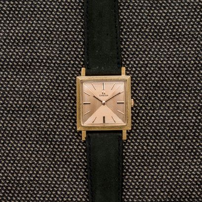 null OMEGA, circa 1970 

Square-shaped wristwatch in 18-carat yellow gold (750 thousandths)....