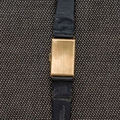 null LIP - T18, vers 1940 

Montre bracelet rectangle en or jaune 18 carats (750...