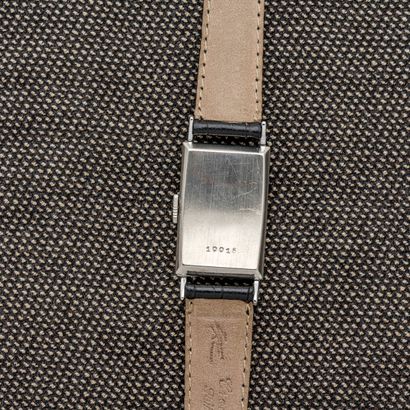 null LIP - T18, vers 1930 

Montre bracelet rectangulaire en métal chromé. Cadran...