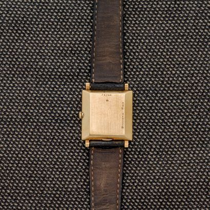 BOUCHERON, vers 1960 Montre bracelet carrée en or jaune 18 carats (750 millièmes)...