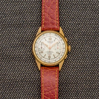 SINEX, vers 1940 Montre bracelet chronographe en métal doré. Le cadran à chiffres...