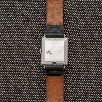 null LONGINES

Montre bracelet carrée en acier, le cadran argenté avec index appliqué,...