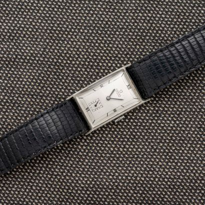 OMEGA, vers 1930 Montre bracelet rectangulaire en acier. Cadran argenté avec chiffres...