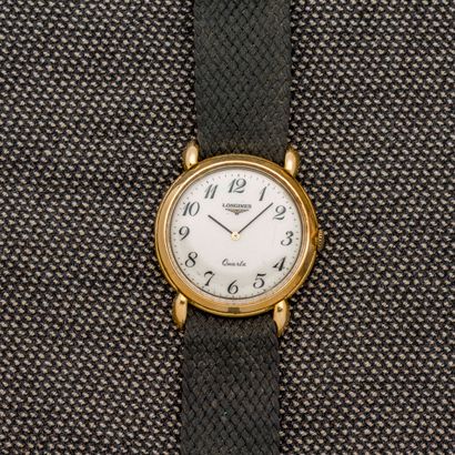 LONGINES Bracelet watch in 18-carat yellow gold (750 thousandths). Round case with...