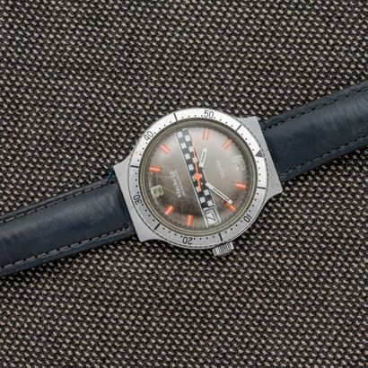 KELTON, vers 1970 Montre bracelet en acier, le cadran gris à index peints en orange...