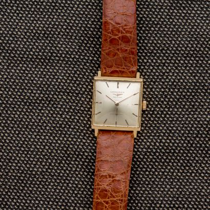 null LONGINES

Square wristwatch in 18K yellow gold (750 thousandths). The dial in...