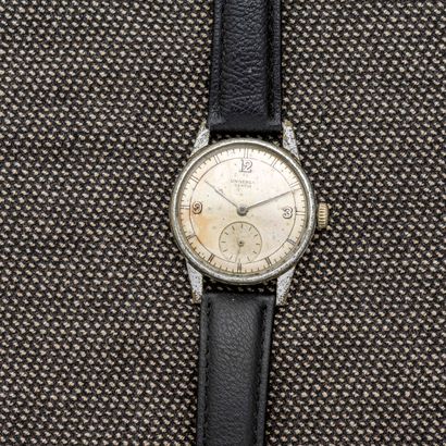 UNIVERSAL GENEVE Chromed metal bracelet watch (oxidized case), cream dial (traces...
