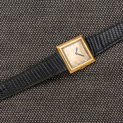 MELLERIO Montre bracelet carrée de dame en or jaune 18 carats (750 millièmes). Le...