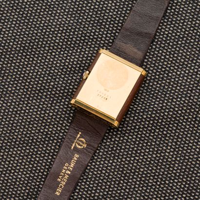 BAUME & MERCIER Rectangular wristwatch in 18-carat yellow gold (750 thousandths)....