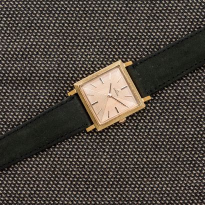 null OMEGA, circa 1970 

Square-shaped wristwatch in 18-carat yellow gold (750 thousandths)....