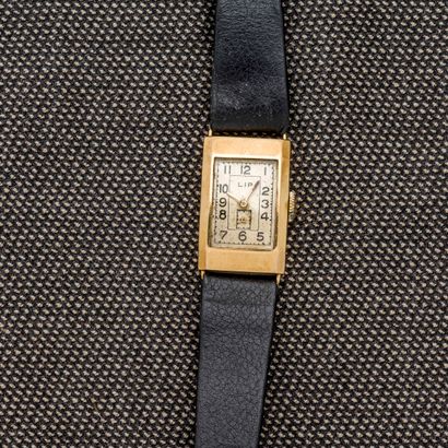 null LIP - T18, vers 1940 

Montre bracelet rectangle en or jaune 18 carats (750...