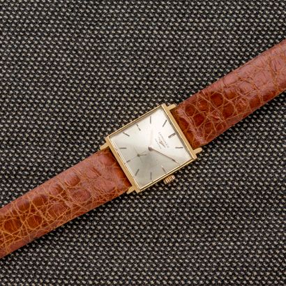 null LONGINES

Square wristwatch in 18K yellow gold (750 thousandths). The dial in...