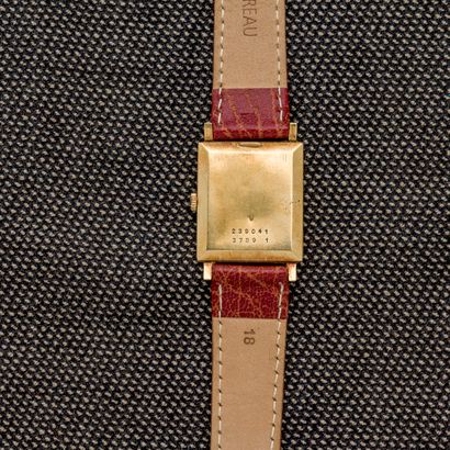 null BAUME ET MERCIER

Montre bracelet rectangulaire en or jaune 18 carats (750 millièmes)....