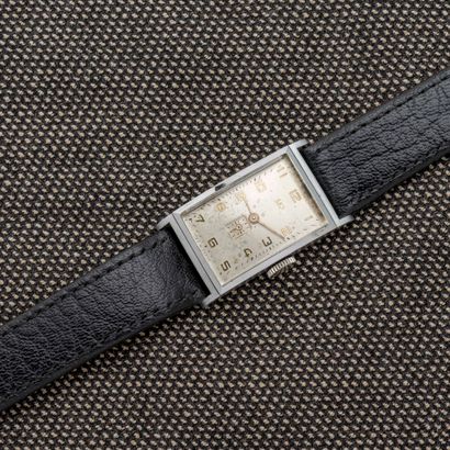 null LIP - T18, vers 1950 

Montre bracelet rectangulaire en acier. Le cadran argenté...