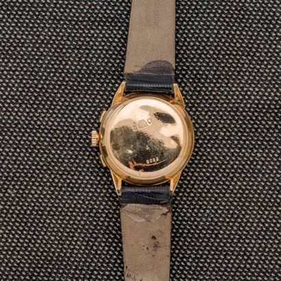CORTEBERT, vers 1940 Montre bracelet chronographe en or jaune 18 carats (750 millièmes)....