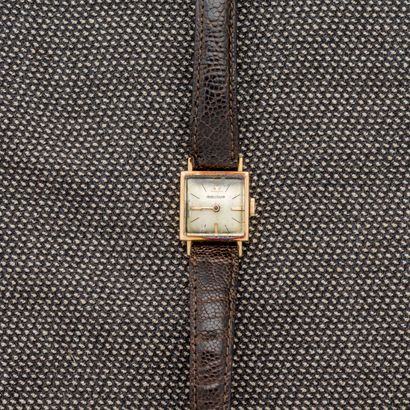 null JAEGER LECOULTRE, vers 1940

Montre bracelet de dame en or jaune 18 carats (750...